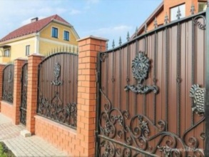 Кирпичный забор с ковкой  150 метров фото в Лесном Городке