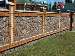 Кирпичный забор с камнем 12 метров фото в Лесном Городке