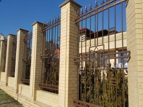 Кирпичный забор с ковкой  10 метров фото в Лесном Городке