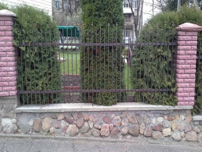 Сварные заборы с кирпичными столбами 80 метров фото в Лесном Городке
