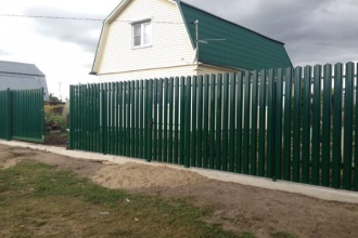Забор из евроштакетника на ленточном фундаменте 70 метров фото в Лесном Городке