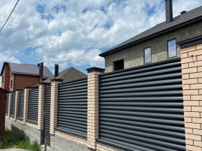 Забор жалюзи 70 метров фото в Лесном Городке